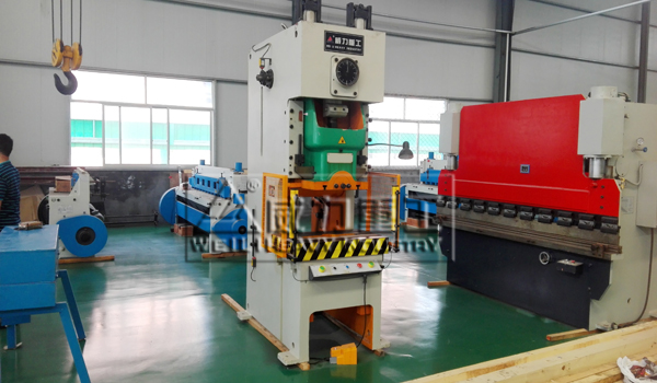 氣動(dòng)沖床加工生產(chǎn)車間