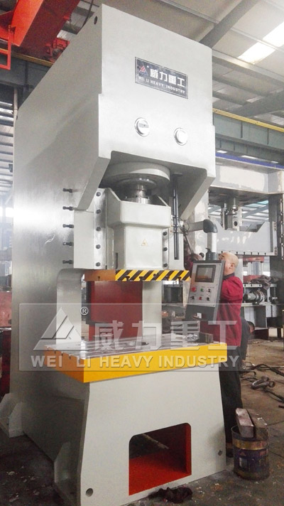 250噸伺服液壓沖床廠家實景1