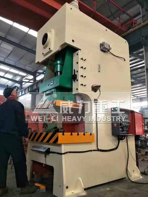 200噸氣動(dòng)沖床生產(chǎn)廠(chǎng)家試機(jī)