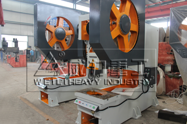 快速深喉沖床加工車(chē)間