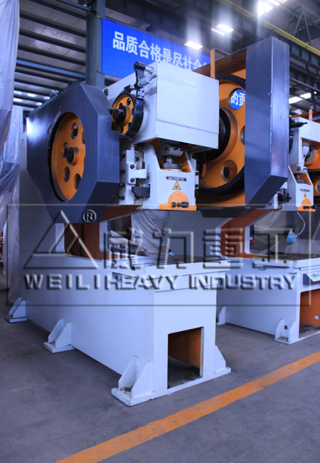 山東威力重工生產(chǎn)的國標沖床（深喉式）