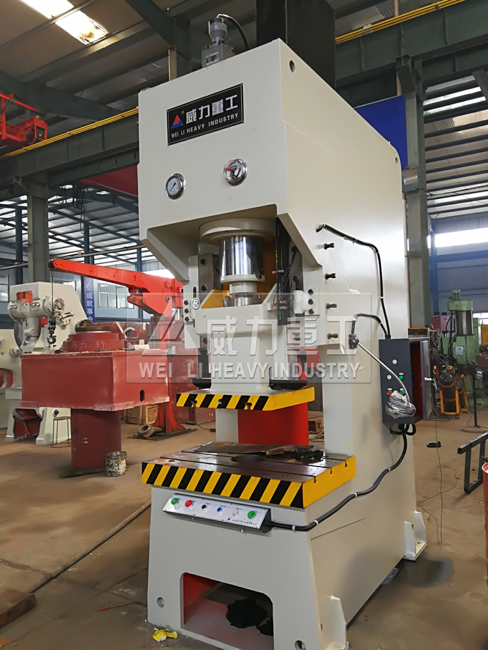 100噸大行程數控液壓沖床車間