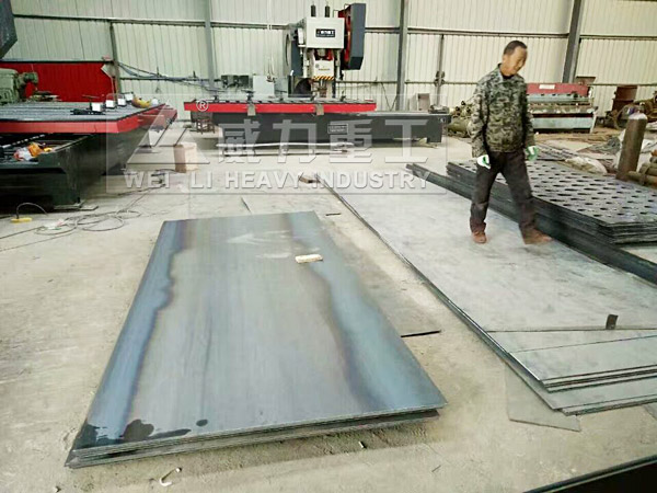 除塵器花板200噸深喉沖床的使用現(xiàn)場